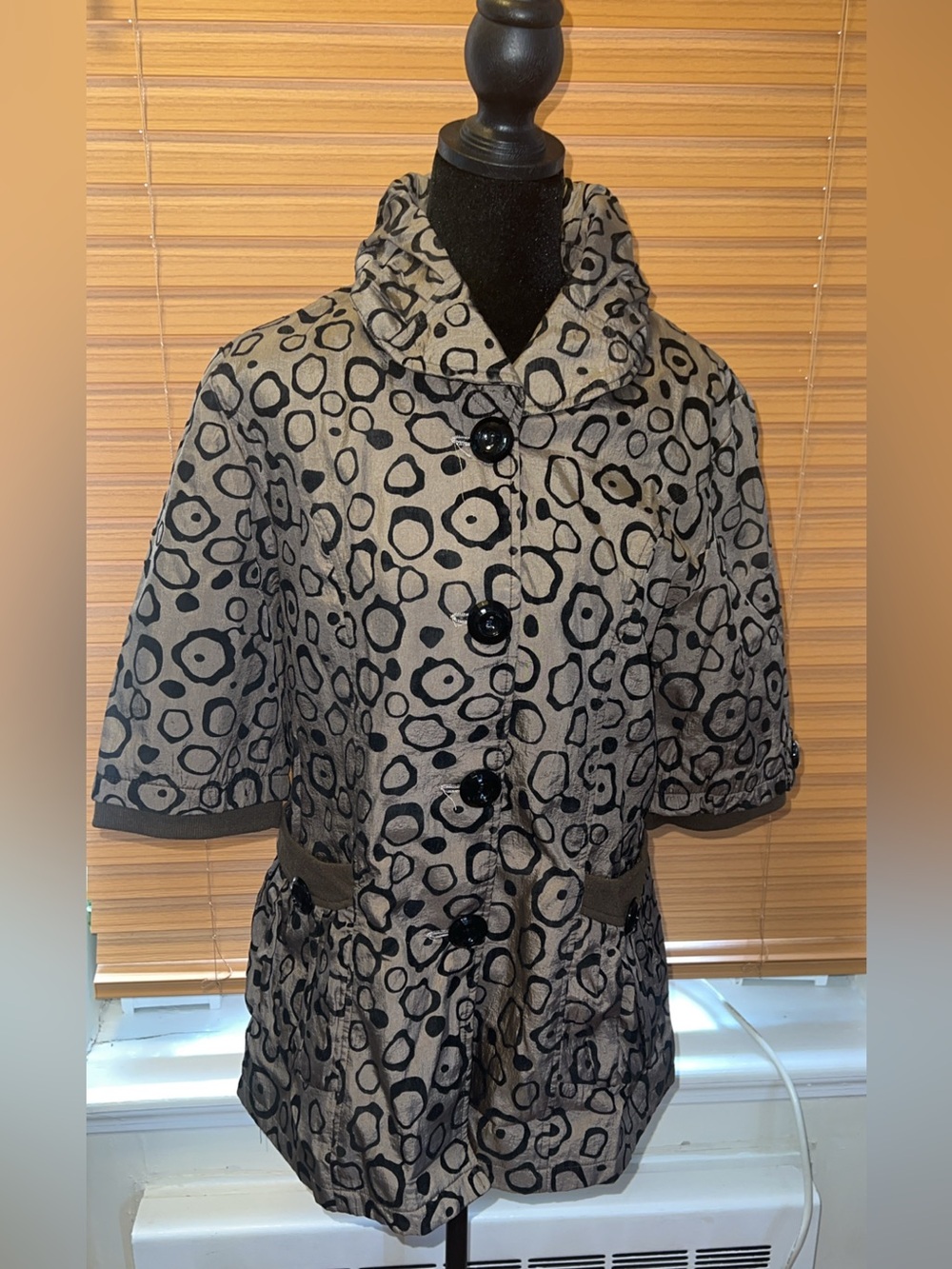 Vintage Women's Short Sleeve Patterned Jacket in Taupe and Black